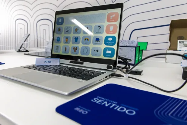 PC com aplicação acessível